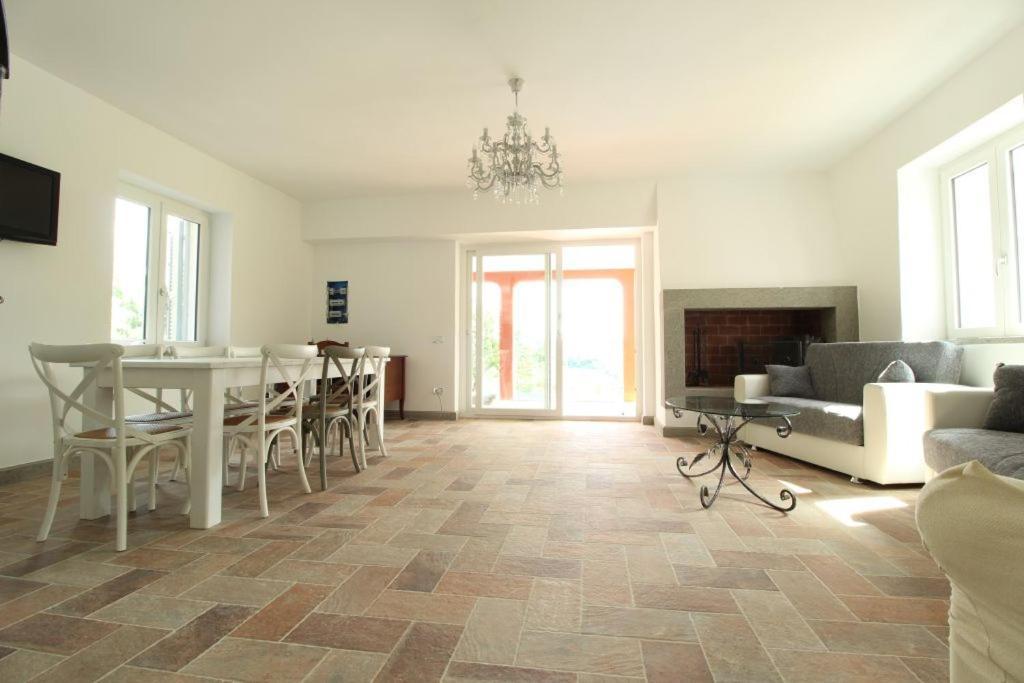 Luxury Villa Arianna Tarano Exterior photo